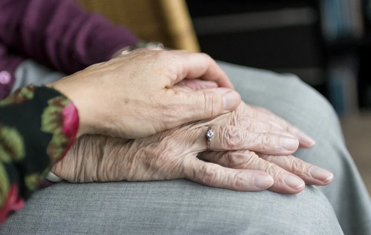 Ambulante Pflegedienste versorgen und pflegen ältere Menschen. Die Corona-Pandemie wirkt sich auf ihre Arbeit aus.