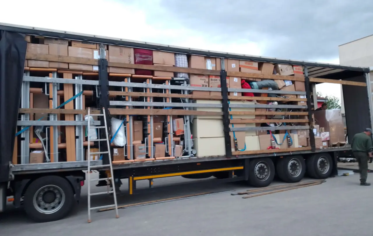 Ein GAW-Hilfstruck - voll bis unters Dach.