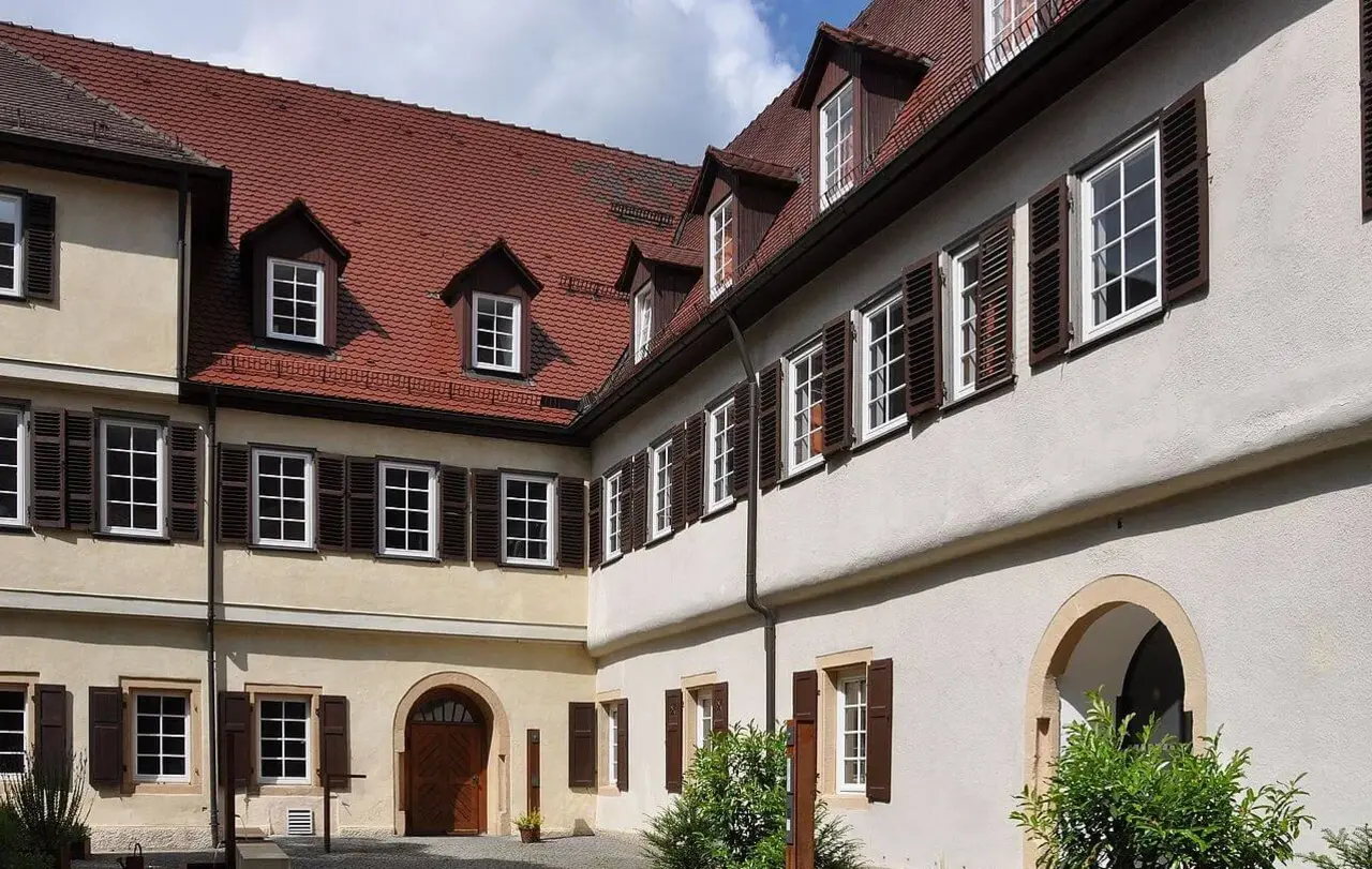 Das Einkehrhaus der Evangelischen Landeskirche, Stift Urach, bietet ein vielfältiges Programm.