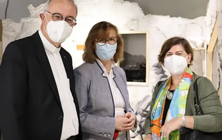 Landesbischof Dr. h. c. Frank Otfried July, Franziska Stocker-Schwarz (Direktorin des bibliorama) und Alessandra Trotta (Moderatorin der italienischen Waldenserkirche), erinnerten bei der Veranstaltung zum Waldensersonntag an die Bedeutung Henri Arnauds.