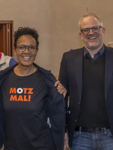 Rechts im Bild: Pfarrer Dr. Martin Wendte veranstaltet in Ludwigsburg das Dialogforum der Evangelischen Friedenskirchengemeinde Ludwigsburg und der Initiative #VerständigungsOrte. Links im Bild: Mo Asumang, Regisseurin, Aktivistin, TV-Moderatorin und Podiumsteilnehmerin beim Dialogforum am 10. April 2025