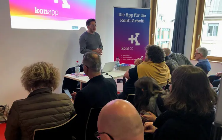 Die KonApp kann Konfirmanden auch jetzt begleiten, hier die Vorstellung beim Digitalisierungsforum im März 2020 im Hospitalhof.