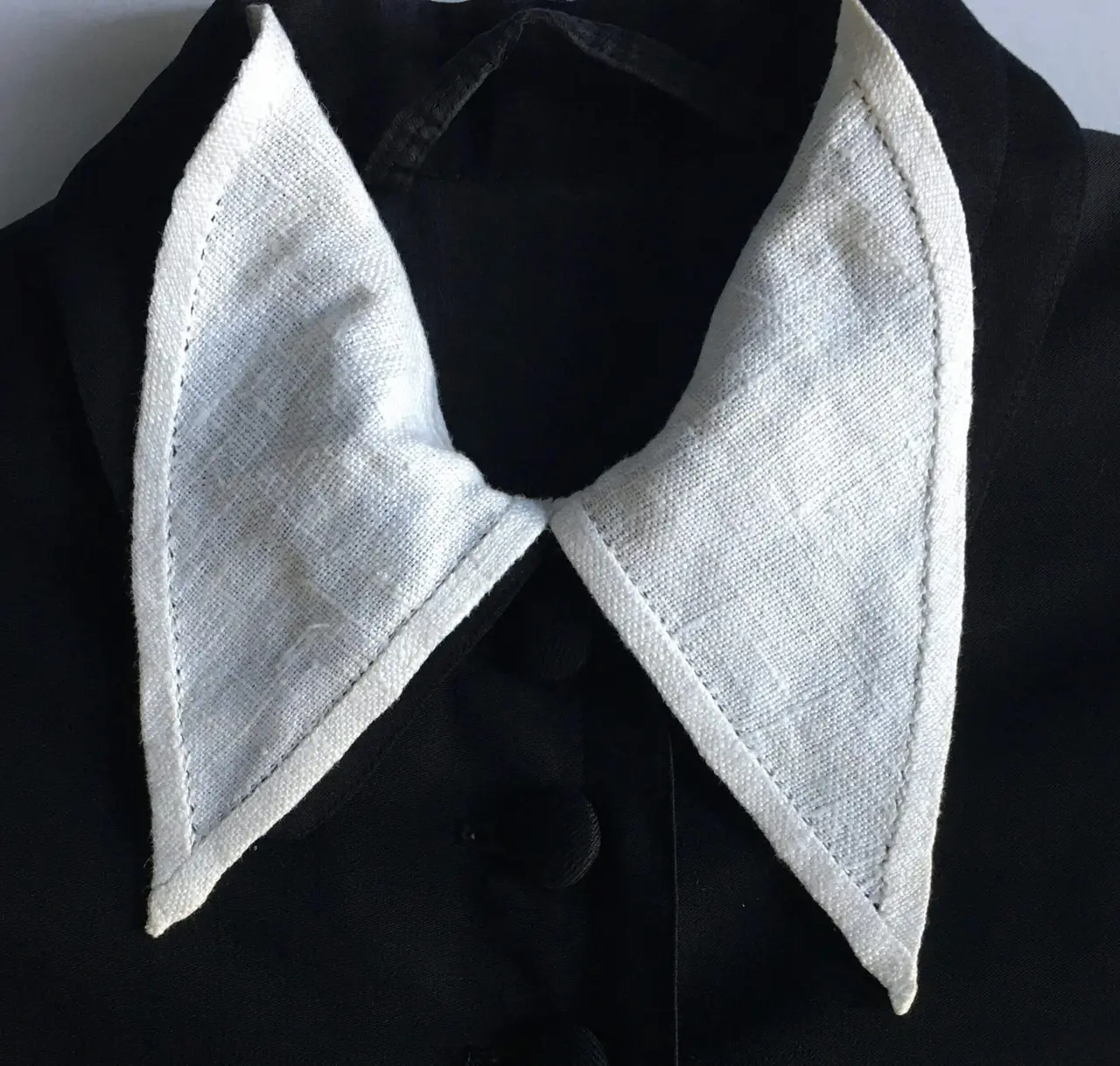 Der Entwurf eines Frauenbeffchens setzte sich nicht durch.