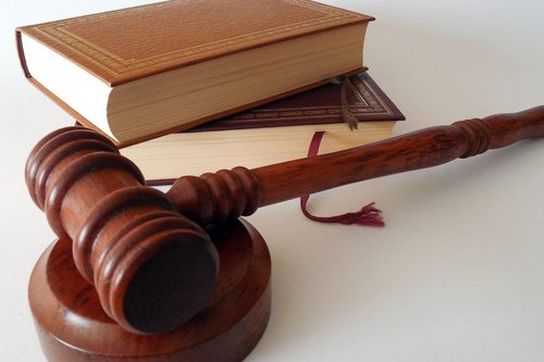 Themenbild Gesetz Recht Richter Jura Hammer Bücher Gerechtigkeit