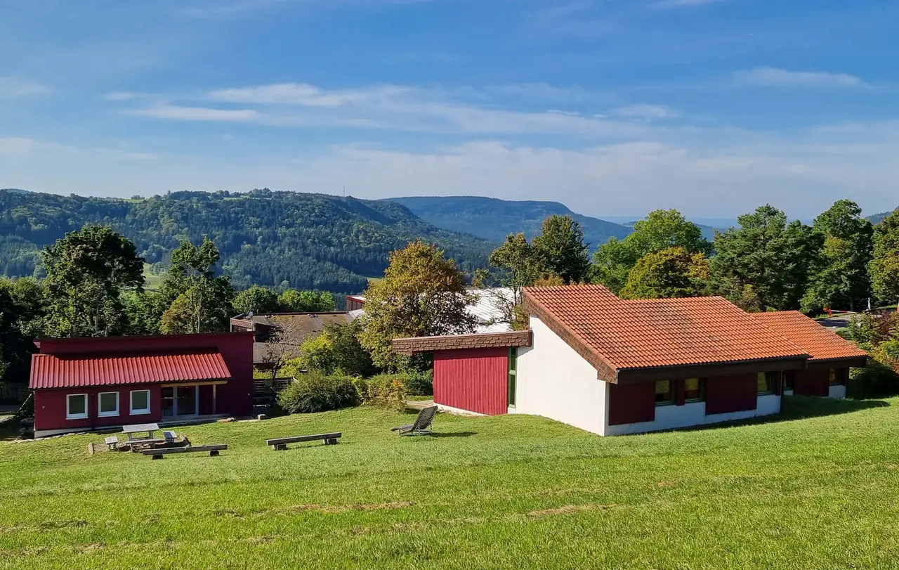Das Feriendorf Tieringen liegt nahe am Albtrauf der Balinger Alb.