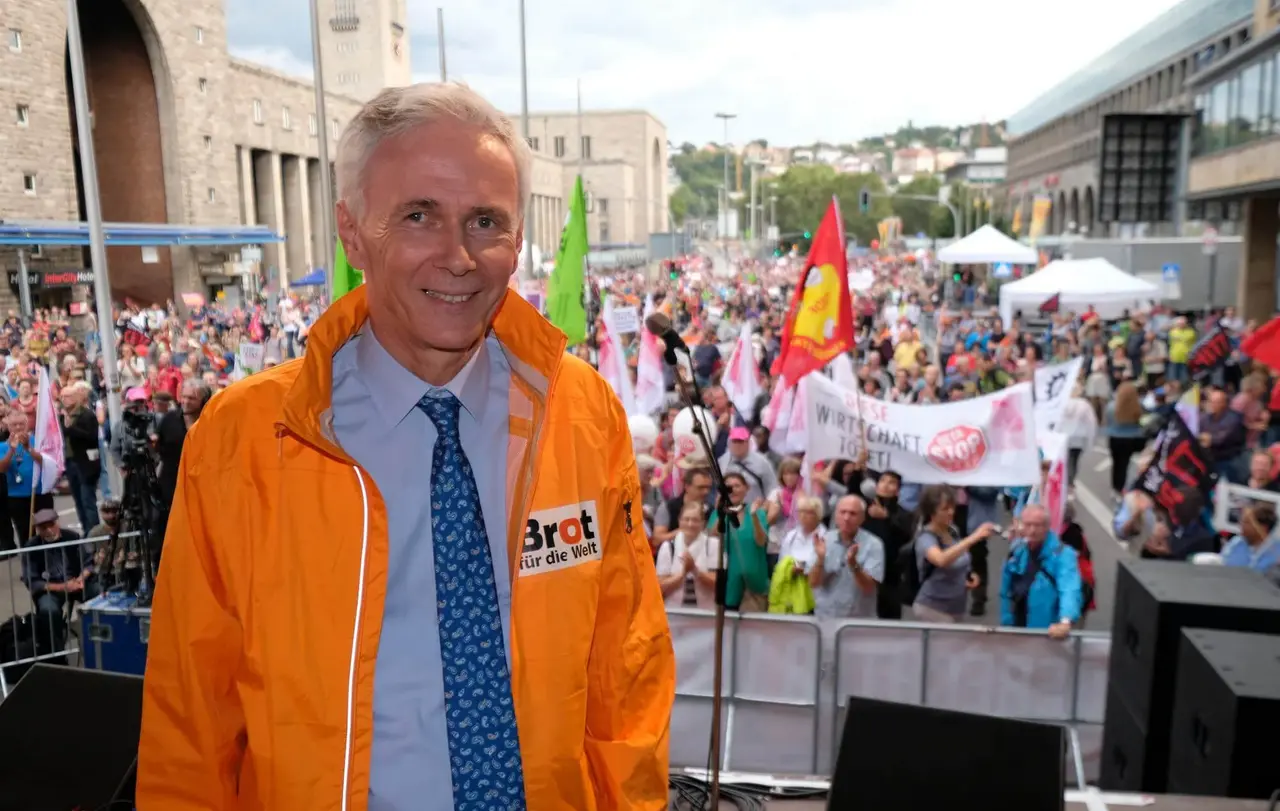 Der badische Landesbischof Jochen Cornelius-Bundschuh sprach im Namen der Kirchen bei der Anti-TTIP-Demo in Stuttgart.