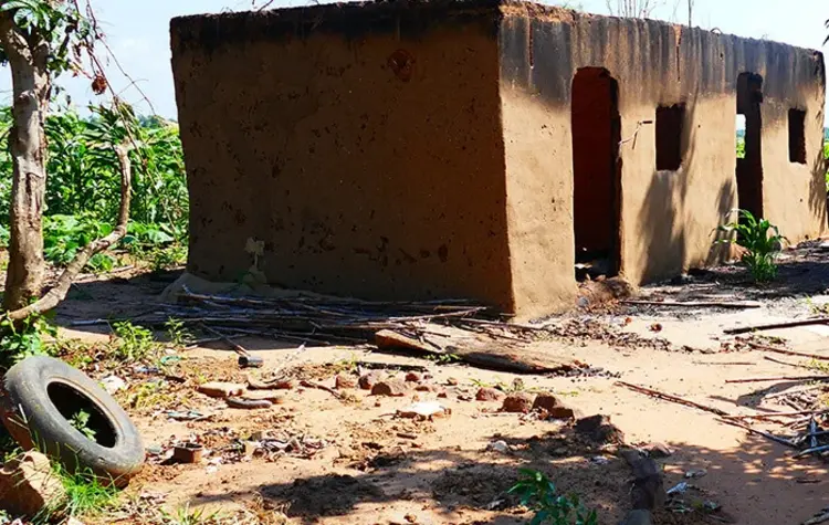 Ein niedergebranntes Dorf in Nigeria