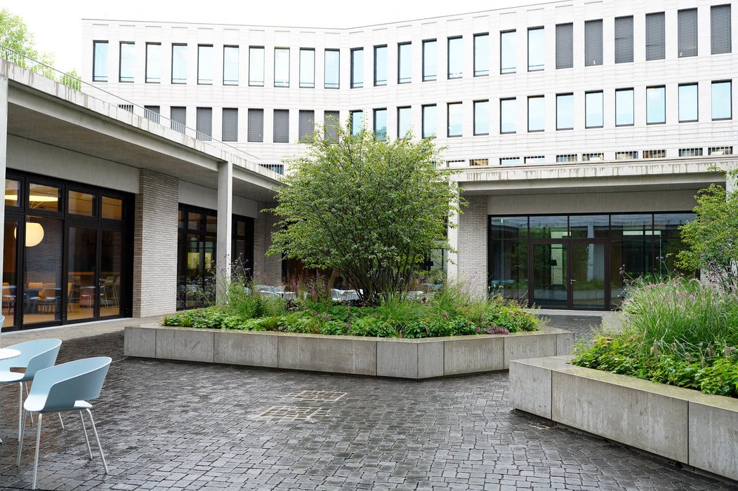 Innenhof des neuen Verwaltungsgebäudes des Oberkirchenrats