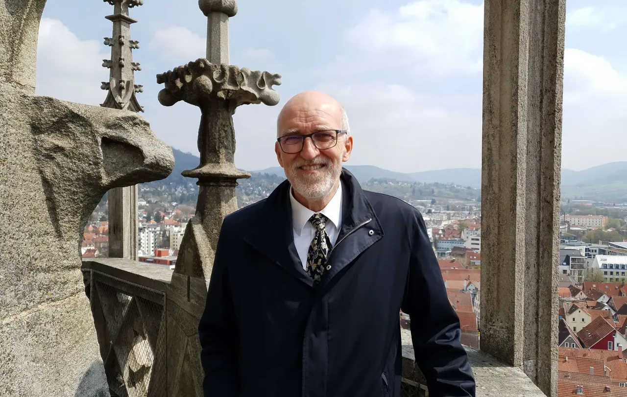Prälat Dr. Christian Rose auf dem Turm „seiner“ Marienkirche in Reutlingen.