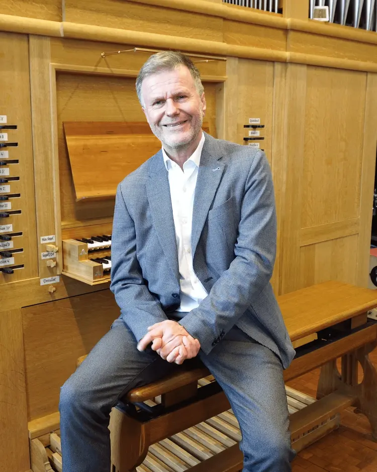 Prof. Thomas J. Mandl an der Orgel im großen Saal der Hochschule.