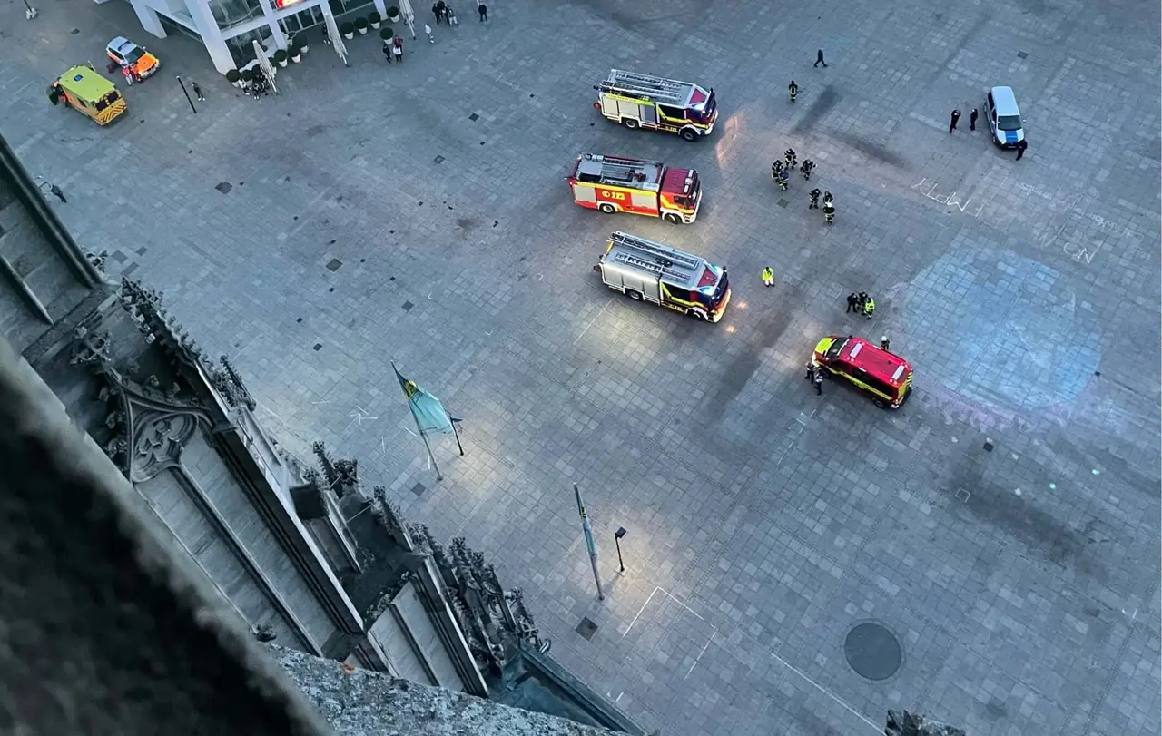 Die Feuerwehr rückte mit schwerem Gerät und 40 Einsatzkräften an.