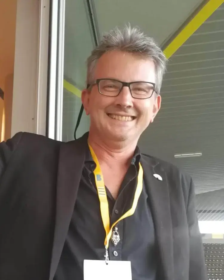 Uwe Hauck veröffentlichte 2017 seinen Debutroman "Depression abzugeben, Erfahrungen #ausderklapse".