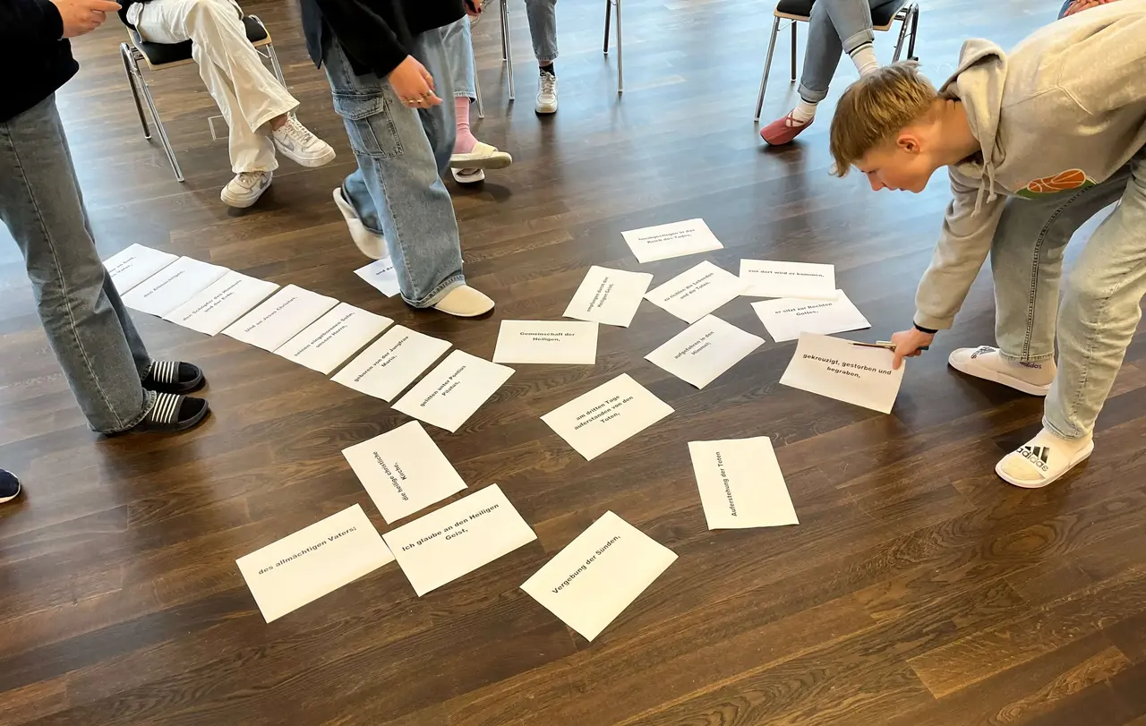 Thema der Freizeit war „bekennen – was mir wichtig ist“. Eine Aufgabe dazu war es, die Aussagen des Glaubensbekenntnisses in die richtige Reihenfolge zu bringen.