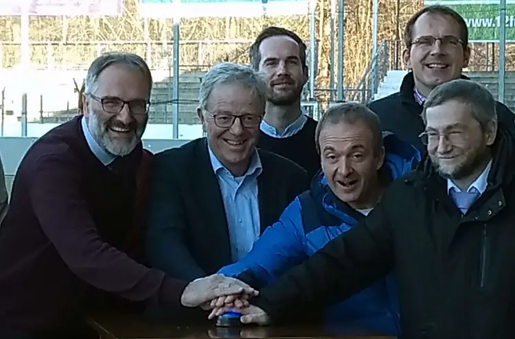 Sie eröffneten den Countdown zum Weihnachtssingen am 22. Dezember: Landeskirchenmusikdirektor Matthias Hanke (v.l.), Bürgermeister Martin Schairer, Vorsänger Patrick Bopp und Kirchenrat Dr. Frank Zeeb.