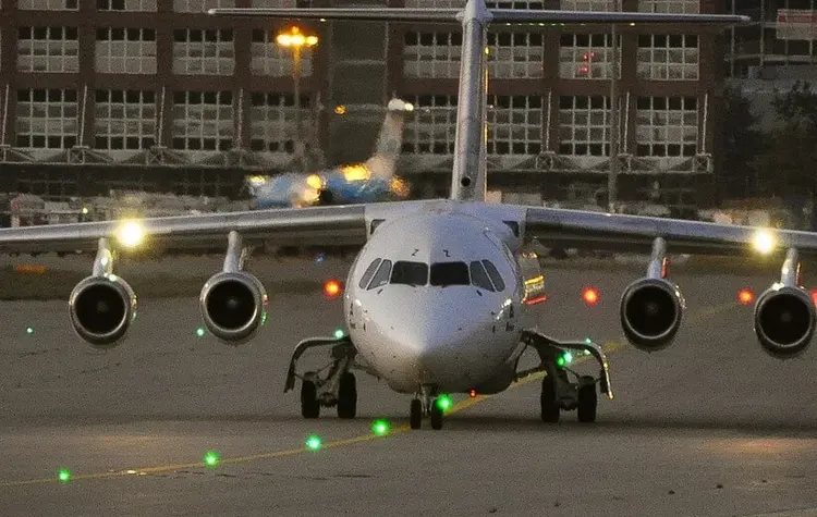 Im Morgengrauen musste eine bislang bei der Diakonie in Kirchheim/Teck lebende 14-jährige Serbin ausreisen; die Polizei holte sie aus ihrer Wohngruppe (Symbolbild).