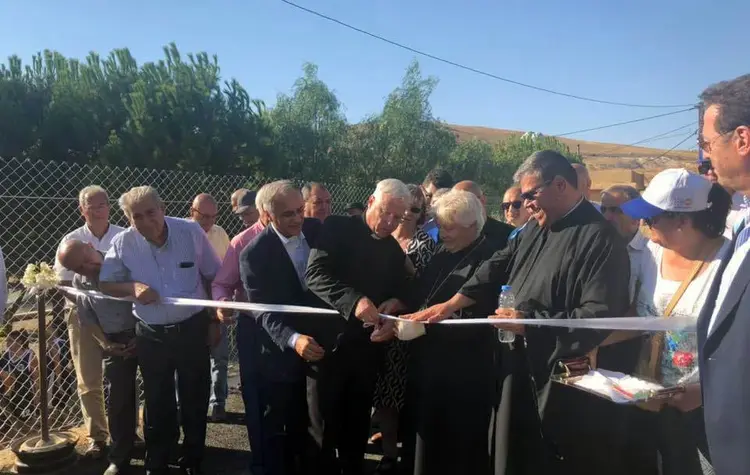 Kirchenrat Klaus Rieth (m.) bei der Übergabe des wiederaufgebauten Sportplatzes; mit rund 50.000 Euro hat die Evangelische Kirche in Württemberg den Bau unterstützt.