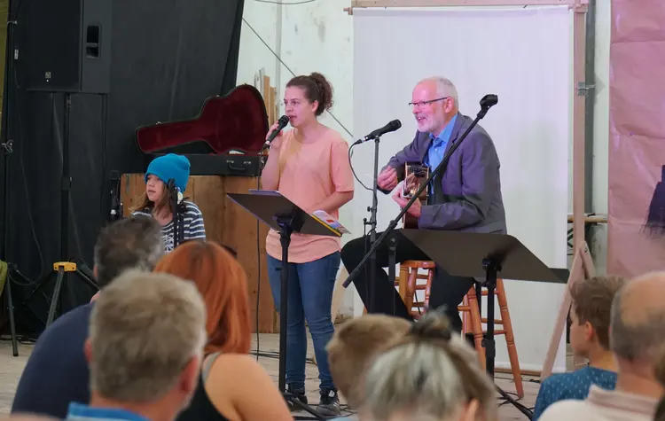 Musik gibt dem Gottesdienst auf dem Campingplatz seinen unverwechselbaren Charakter.