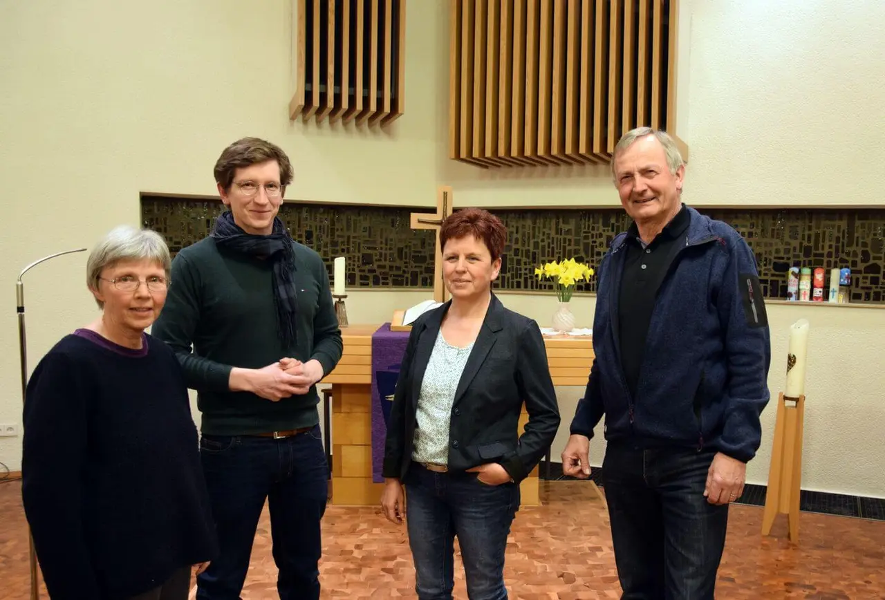 Pfarrerin Eva Barbara Schüz, Pfarrer Michael Schneider, Kirchengemeinderätin Claudia Hörner und Kirchengemeinderat Manfred Pohl (vlnr)