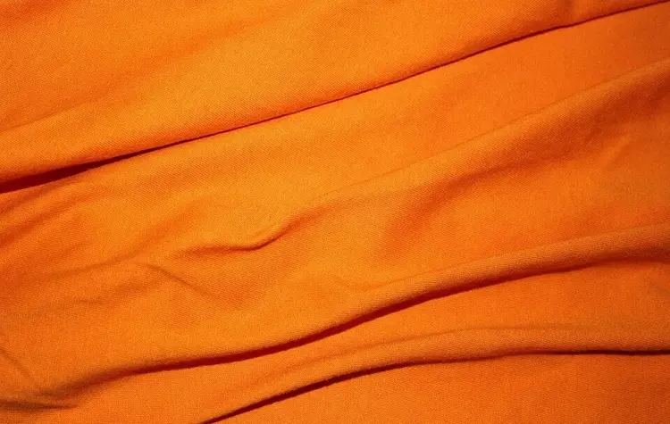 Am Internationalen Tag gegen Gewalt an Frauen werden orangefarbene Kerzen angezündet und für die von Gewalt betroffenen Frauen vor der Stiftskirche aufgestellt.