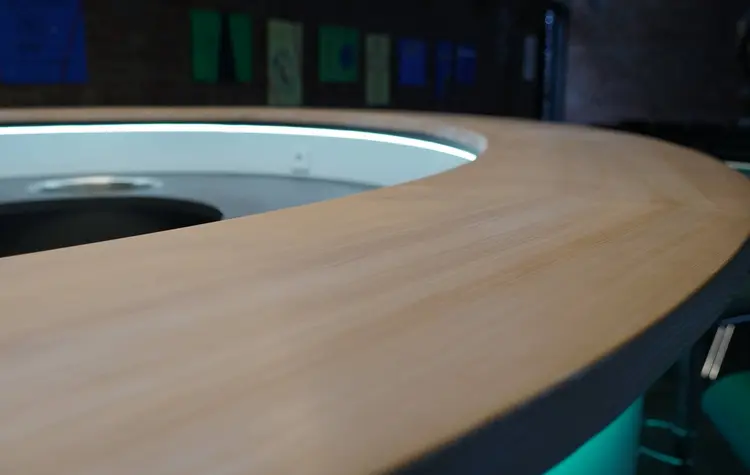 Dieses Holz war einmal Teil einer Kirchenbank.