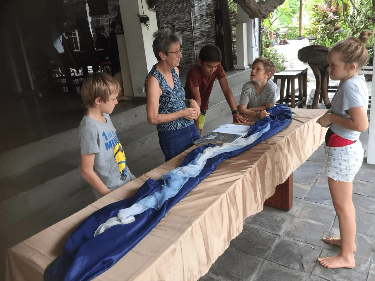 Pfarrerin Jutta Seifert beim Abendgottesdienst mit Konfirmanden.