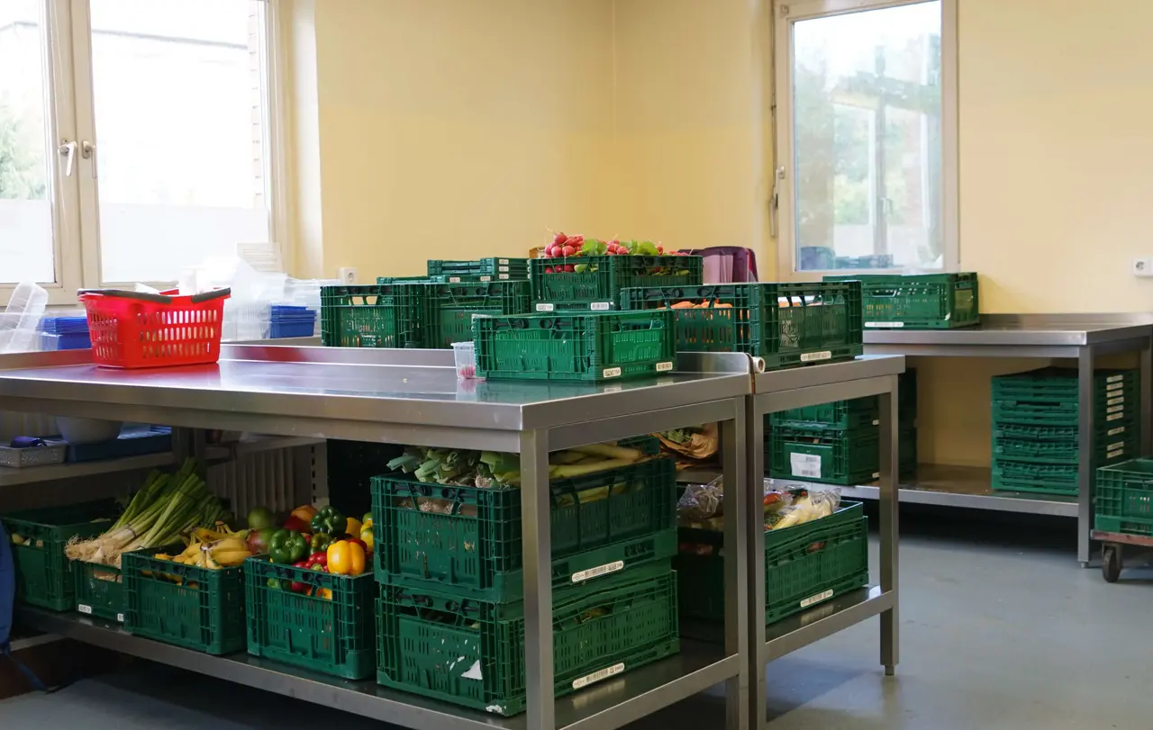 Ein Lagerraum mit Kisten voller Gemüse und Obst - im normalen Laden teuer. Deshalb sind die Kundinnen und Kunden froh, dass sie hier Frisches für sehr wenig Geld erhalten.