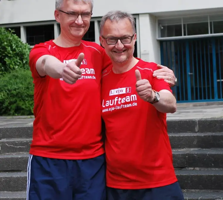 Dekan Frithjof Schwesig (links) läuft gemeinsam mit seinem Bruder, Stadtdekan Søren Schwesig.