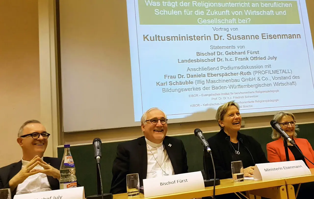 Auf dem Podium in Tübingen: Der Landesbischof der Evangelischen Kirche in Württemberg, Dr. h. c. Frank Otfried July (v.l.), der katholische Rottenburger Bischof Dr. Gebhard Fürst, Landes-Kultusministerin Susanne Eisenmann (CDU) und Unternehmerin Daniela Eberspächer-Roth. Nicht auf dem Bild: Karl Schäuble vom Vorstand des Bildungswerks der baden-württembergischen Wirtschaft.