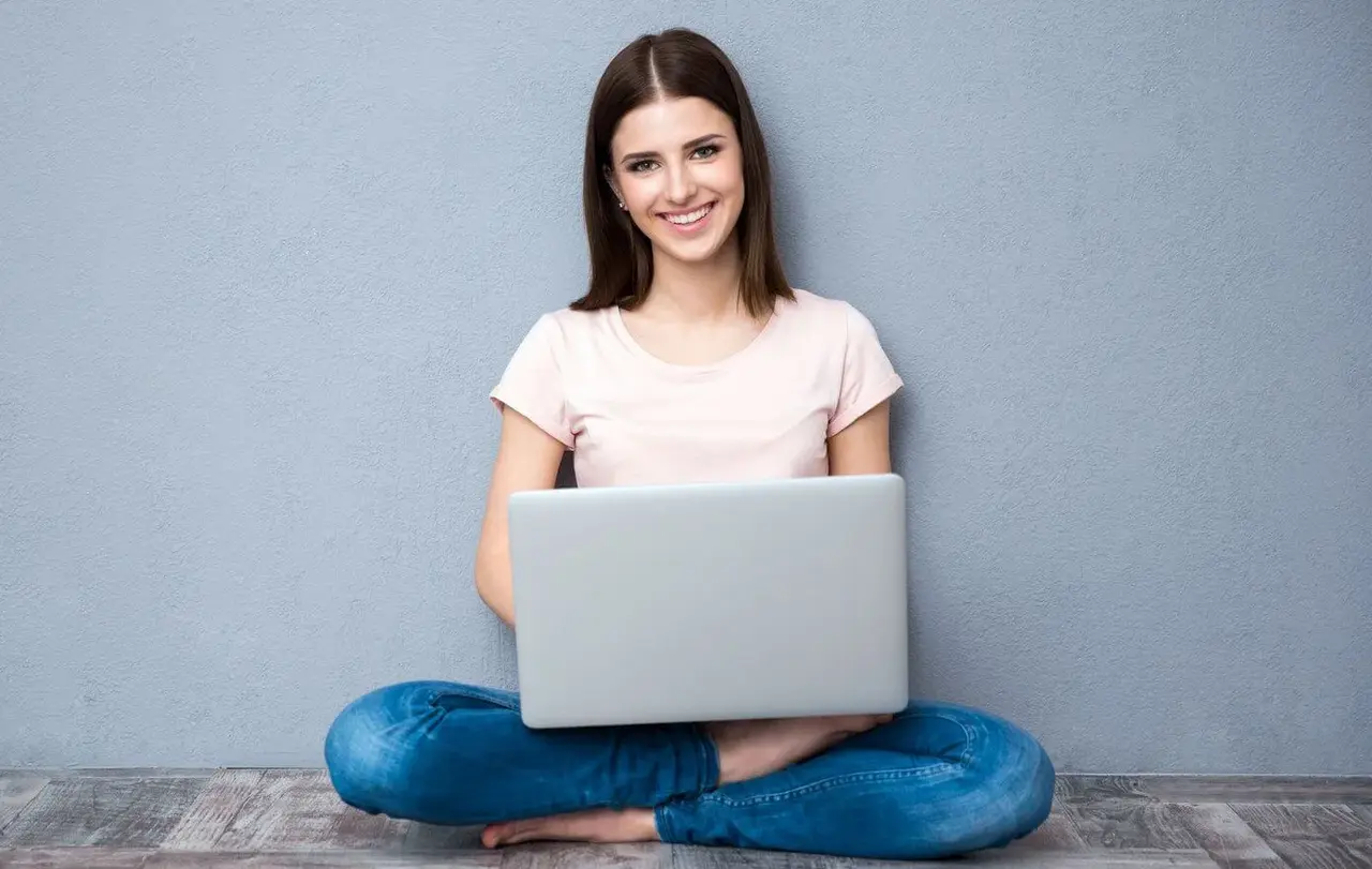 Lernen am Laptop: Das Kompetenzzentrum „Digitales Lernen" soll sich darum kümmern, dass die bestehenden Fortbildungsangebote innerhalb der Landeskirche gebündelt und neue Angebote entwickelt werden (Symbolbild).