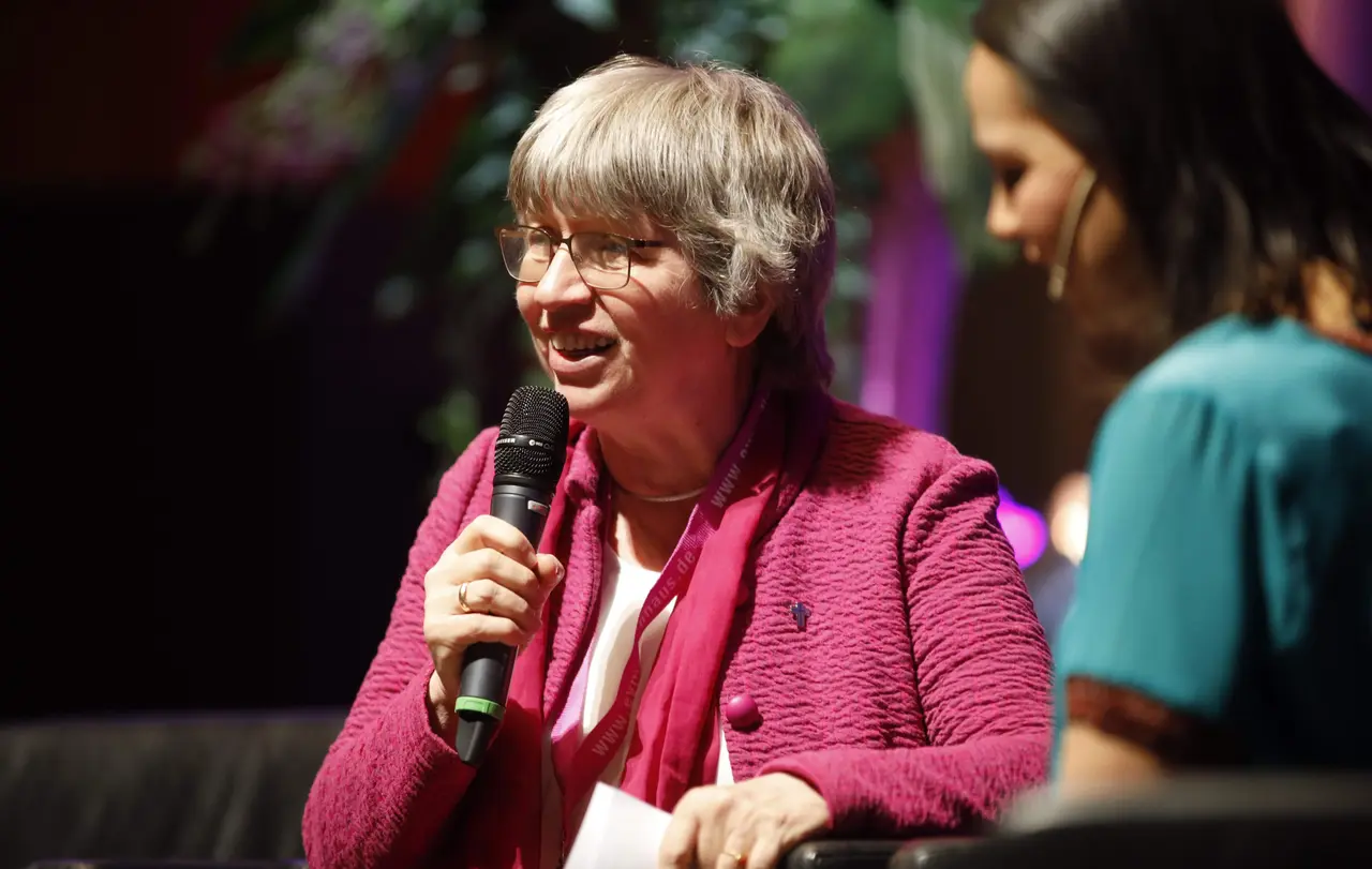 Synodalpräsidentin Inge Schneider im Gespräch mit Moderatorin Jenny Winkler.