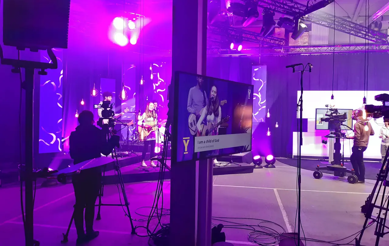 Die YOUNIFY 2021 steht unter dem Motto „Transformation passiert“. Das Foto zeigt den Auftritt einer Band im Studio der YOUNIFY 2020.