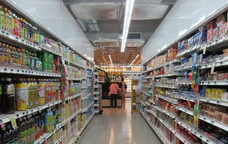 Nach dem Willen der Landesregierung sollen Lebensmittelgeschäfte und Supermärkte auch am Karfreitag und an den Osterfeiertagen öffnen dürfen - das stößt auf scharfe Kritik der beiden evangelischen Landeskirchen in Baden-Württemberg (Symbolfoto).