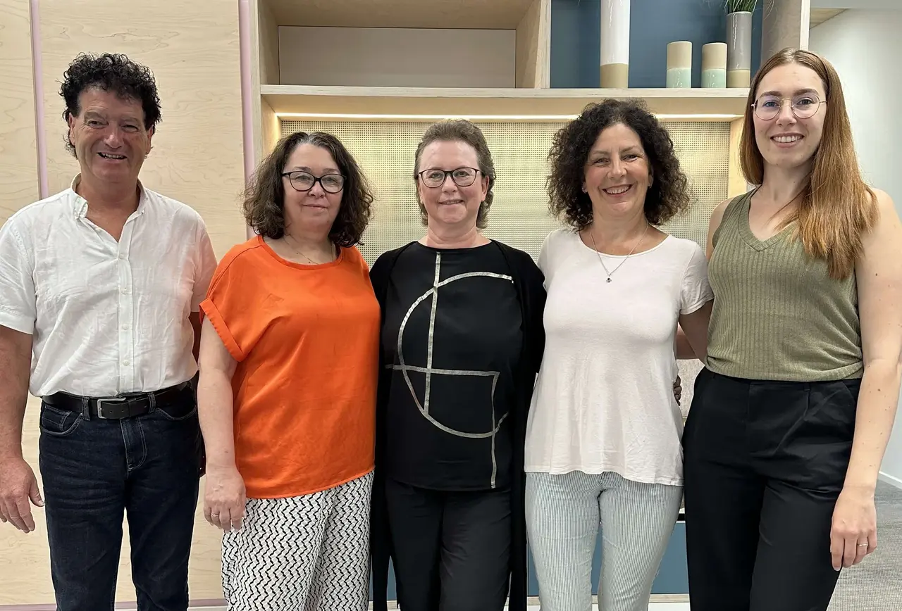 Das ökumenisch besetzte Team des Medienladens v.l.n.r.: Dr. Peter Pförsich (Leitung), Gudrun Karrer (Leitung), Kerstin Thoma (Kundenberaterin), Katrin Baumgärtner (Kundenberaterin), Franziska Theodorou-Knauber (Referentin für digitale Medien)