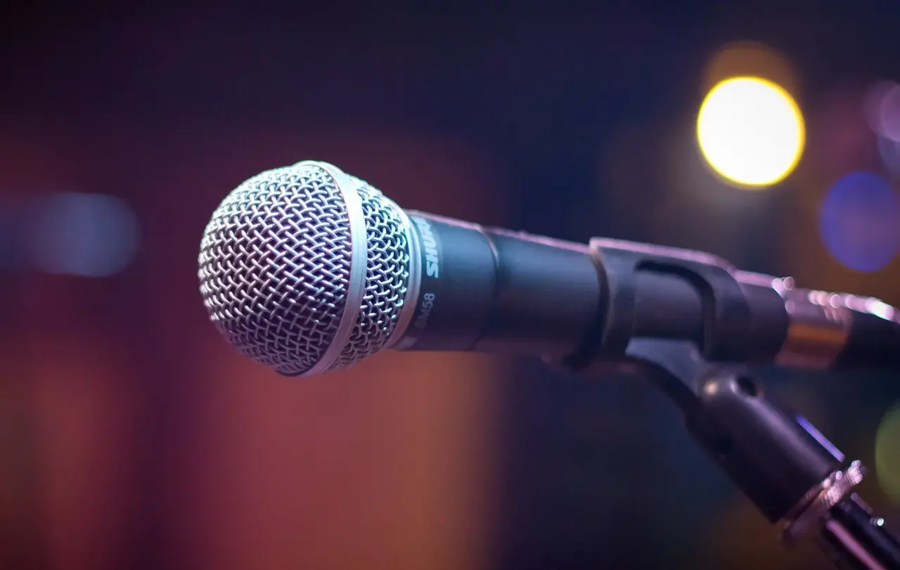 Zehn Pfarrerinnen und Pfarrer sowie Laienpredigerinnen und Laienprediger batteln sich beim Preacher Slam 2022 in der Steigkirche in Stuttgart-Bad Cannstatt.