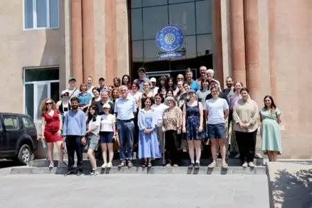 Teilnehmerinnen und Teilnehmer der Sommerakademie mit Prof. Dr. Ulrich Heckel (vorne 4. von links)