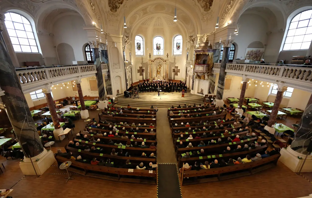 In seiner Predigt zum Abschluss der Ludwigsburger Vesperkirche in der Friedenskirche sagte Landesbischof Gohl: In der Vesperkirche sei ein Miteinander zu erleben, das von gegenseitigem Respekt und Ansehen geprägt sei. „Unsere Vesperkirchen sollten stilbildend werden für das Zusammenleben in unseren Städten und Kommunen,“ so Gohl weiter.