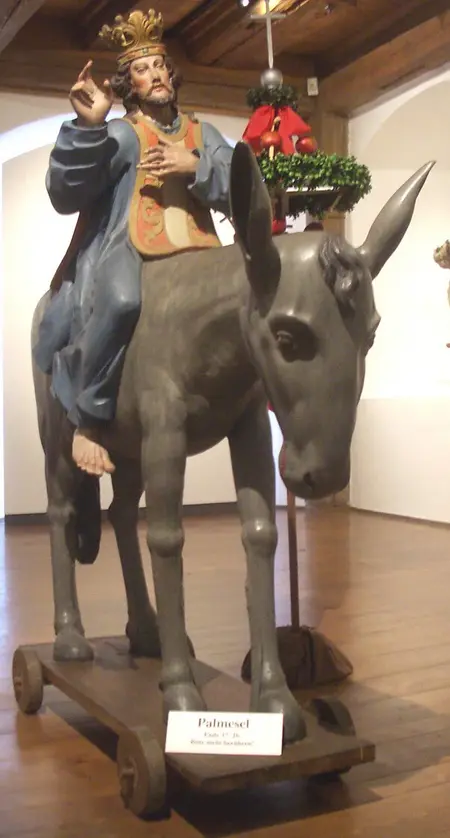 Jesus' Einzug in Jerusalem auf einem „Palmesel“ - Kunstwerk aus dem 17. Jahrhundert im Museum von Bad Waldsee.