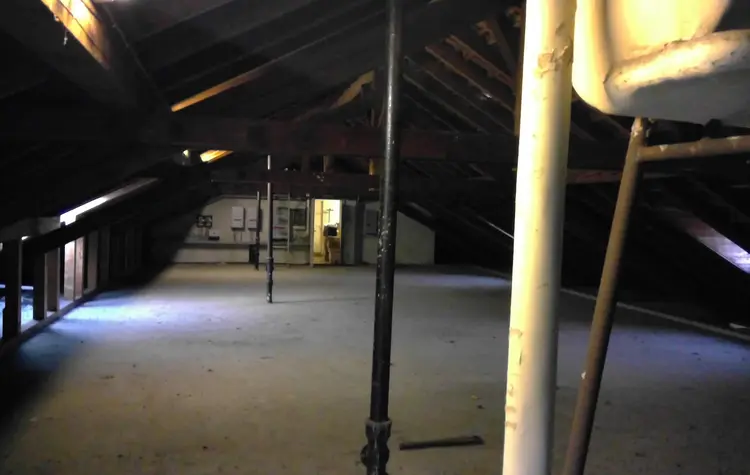 Das Dach des alten Dienstgebäude hätte inklusive Deckung und Dämmung komplett überarbeitet werden müssen.