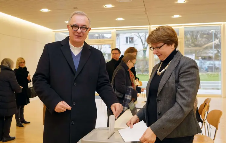 Landesbischof Dr. h.c. Frank Otfried July hat gewählt - nun wirft auch er seinen Stimmzettel ein.