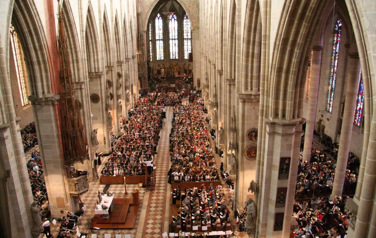 Spürbar gesunken ist die Zahl der Mitglieder der Evangelischen Landeskirche in Württemberg: Im vergangenen Jahr ging sie auf rund 1,957 Millionen Millionen Menschen zurück. Das Archivbild zeigt einen Blick ins volle Ulmer Münster.