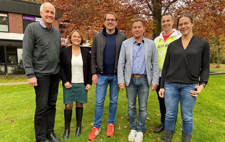 Der Vorstand des EKD-Arbeitskreises „Kirche und Sport“ (v.l.n.r): Thomas Weber (Evangelische Kirche von Westfalen), Inga Rohoff (Evangelisch-lutherische Landeskirche Hannovers), Henrik Struve (Evangelische Landeskirche in Württemberg), Peter Noss (Evangelische Kirche Hessen-Nassau), Christan Bode (Evangelisch-lutherische Landeskirche Hannovers), Saskia von Münster (Evangelisch-lutherische Kirche Bayern), es fehlt: Klaus Schmidt (CVJM).