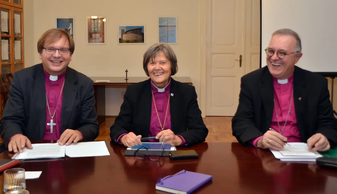 Dr. Tamás Fabiny, Bischof der Evangelisch-lutherischen Kirche Ungarns, Bischöfin Helga Haugland Byfuglien (Norwegen) und der württembergische Landesbischof Dr. h. c. Frank Otfried July. (vlnr)