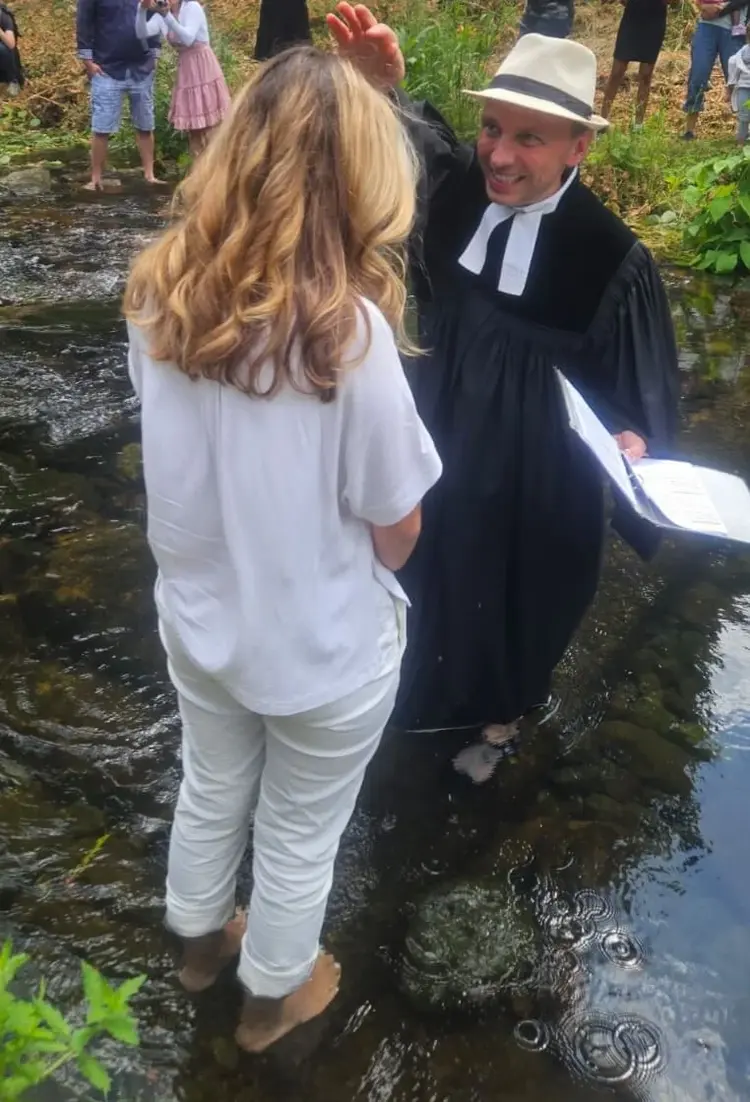 Lea Paci ließ sich als Erwachsene beim Tauffest in Neuenbürg 2023 von Pfarrer Mathias Kraft taufen.