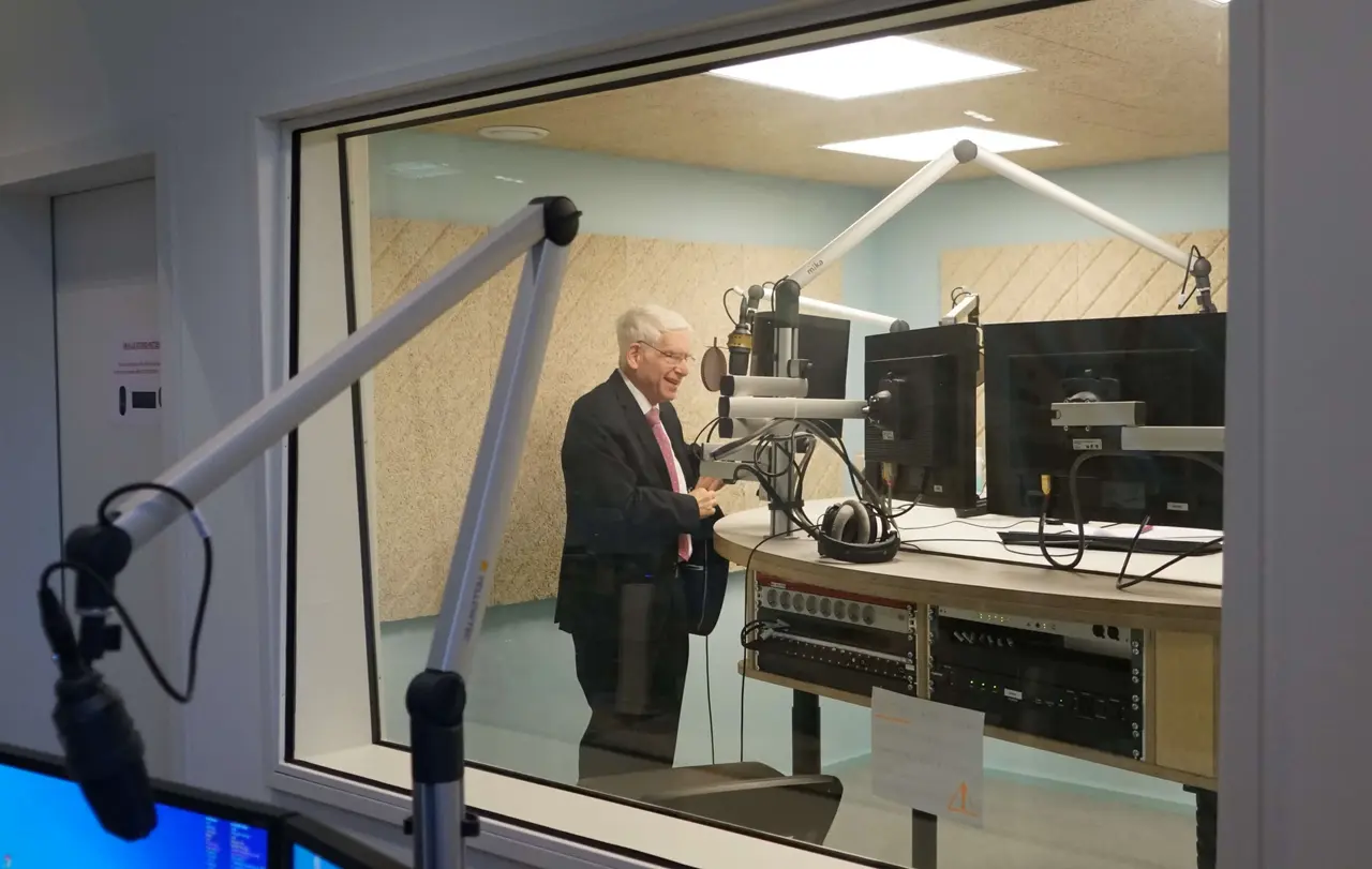 Dr. Josef Schuster im Radiostudio des Evangelischen Medienhauses in Stuttgart.