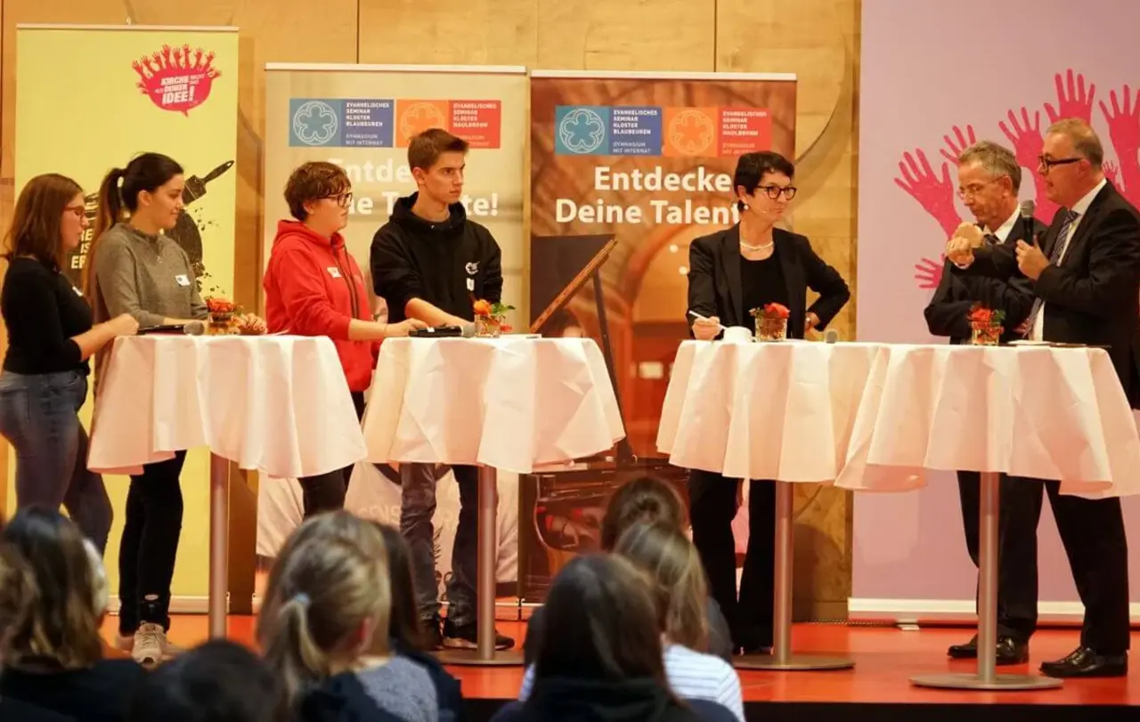 Schülerinnen und Schüler der Evangelischen Seminare Maulbronn und Blaubeuren debattieren mit der Kirchenleitung