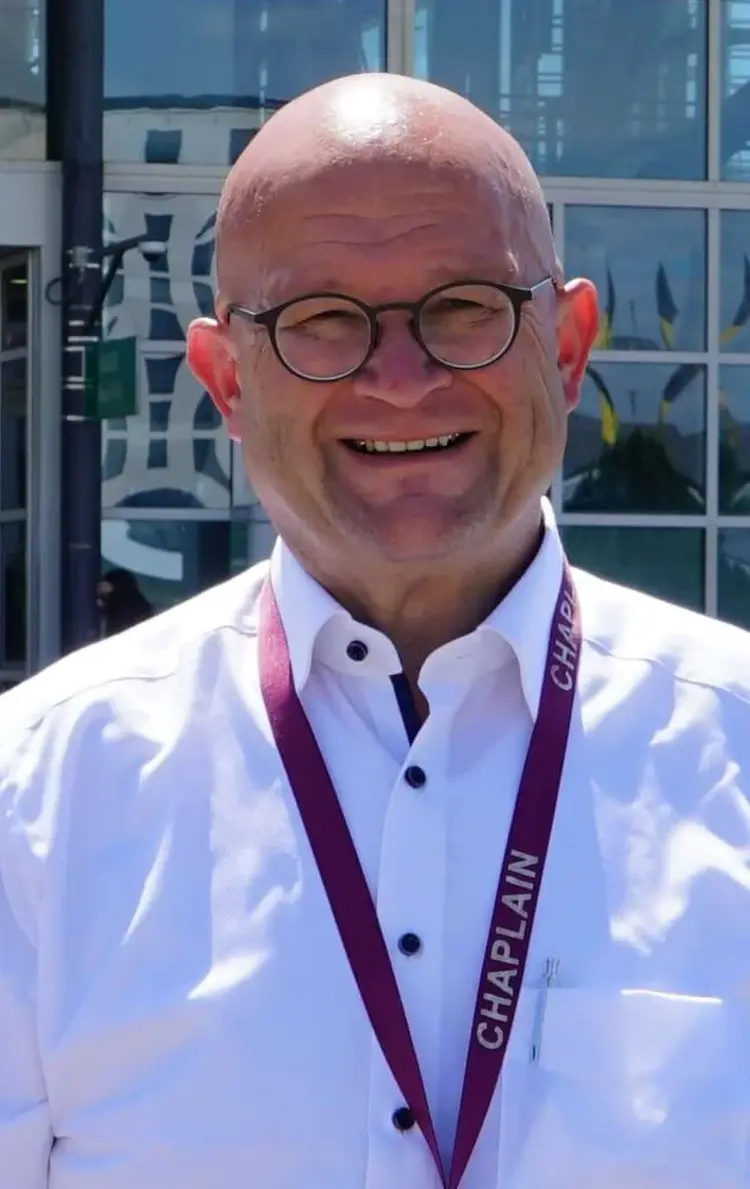 Pfarrer und Flughafenseelsorger Matthias Hiller vor dem Flughafen Stuttgart.