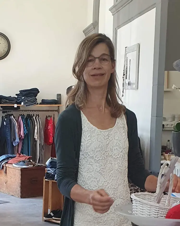 Claudia Hiller-Melcher von der Diakonischen Bezirksstelle leitet den Diakonieladen „Gleis 7“.