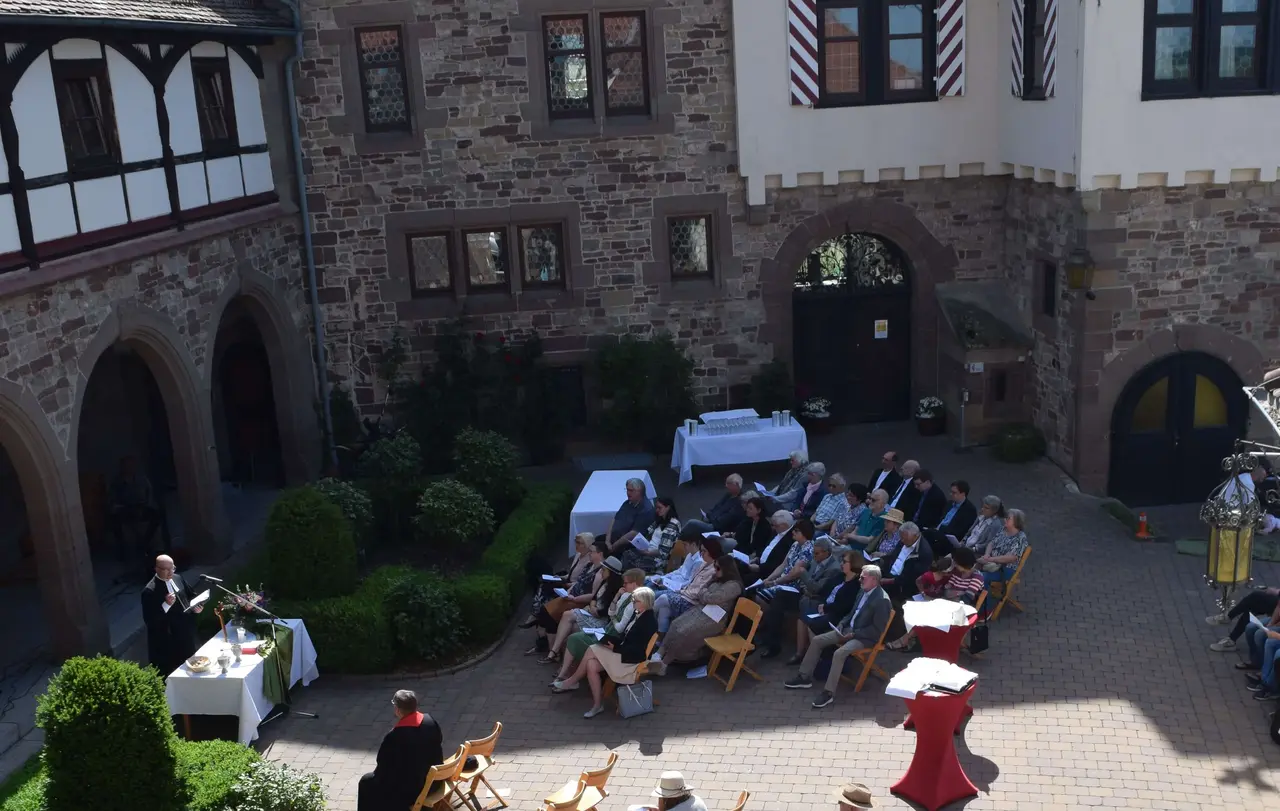 Im Schloss Beilstein hat das Haus der Kinderkirche seinen Standort. Dort fand im Schlosshof die Investitur von Pfarrer Markus Grapke statt.