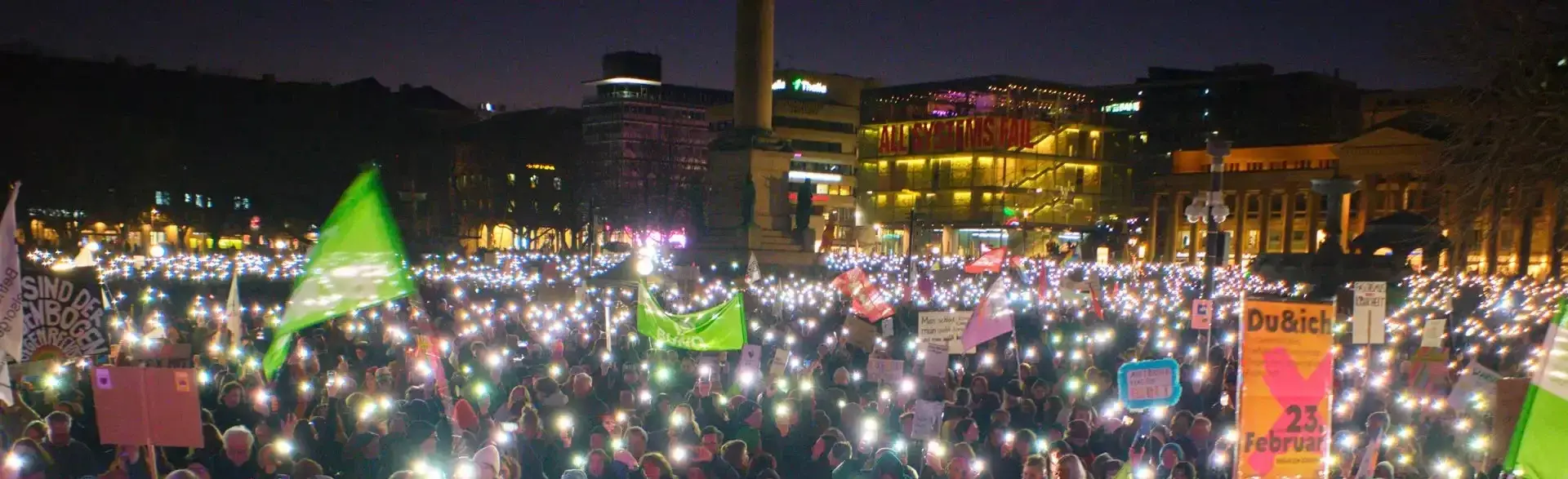 „Wir sind die Brandmauer!“-Kundgebung in Stuttgart: Rede von Synodalpräsidentin Sabine Foth Demonstration unter dem Motto „Wir sind die Brandmauer gegen Hass und Hetze“. Laut dem Veranstalter BUND kamen 44.000 Menschen, Synodalpräsidentin Sabine Foth hielt eine Rede