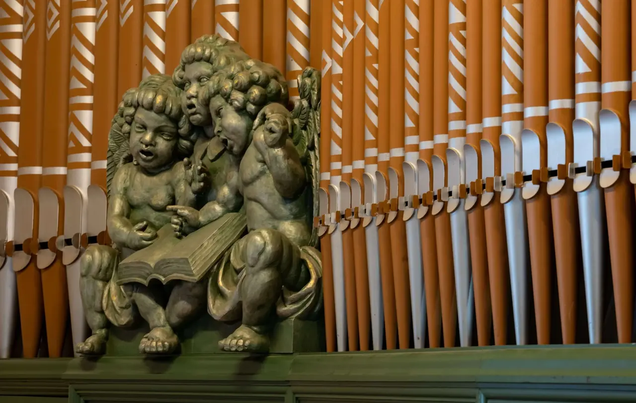 Gesang ist im Gottesdienst unverzichtbar. „Lied trifft Text“ erleichtert die Gestaltung. Dieses Bild zeigt übrigens die Orgel der Lorenzkirche in Großgartach.